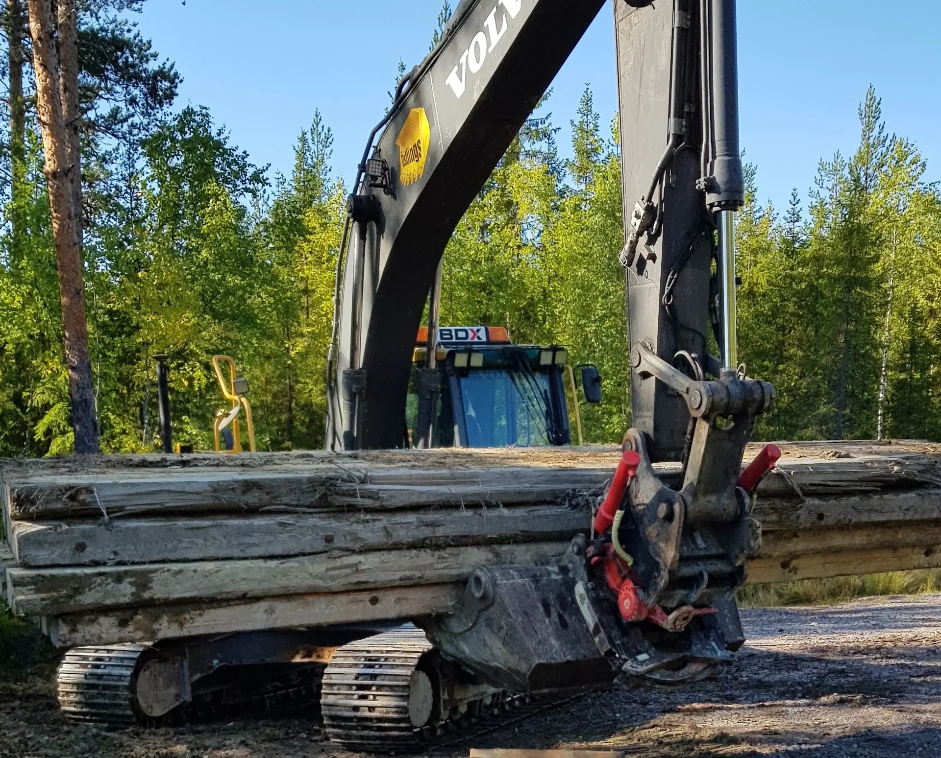 Vägunderhåll och linjebygge – Volvo grävmaskin i skogsmiljö