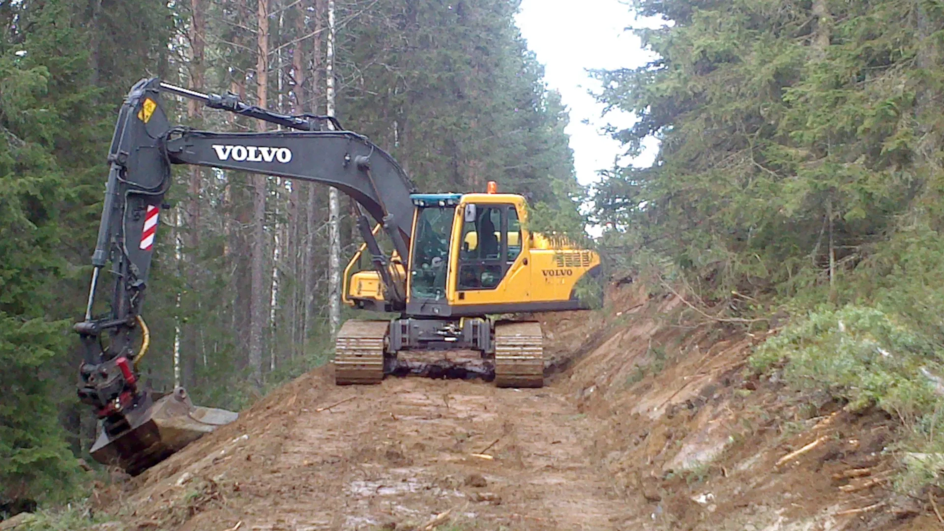 Tung maskin i industriområde