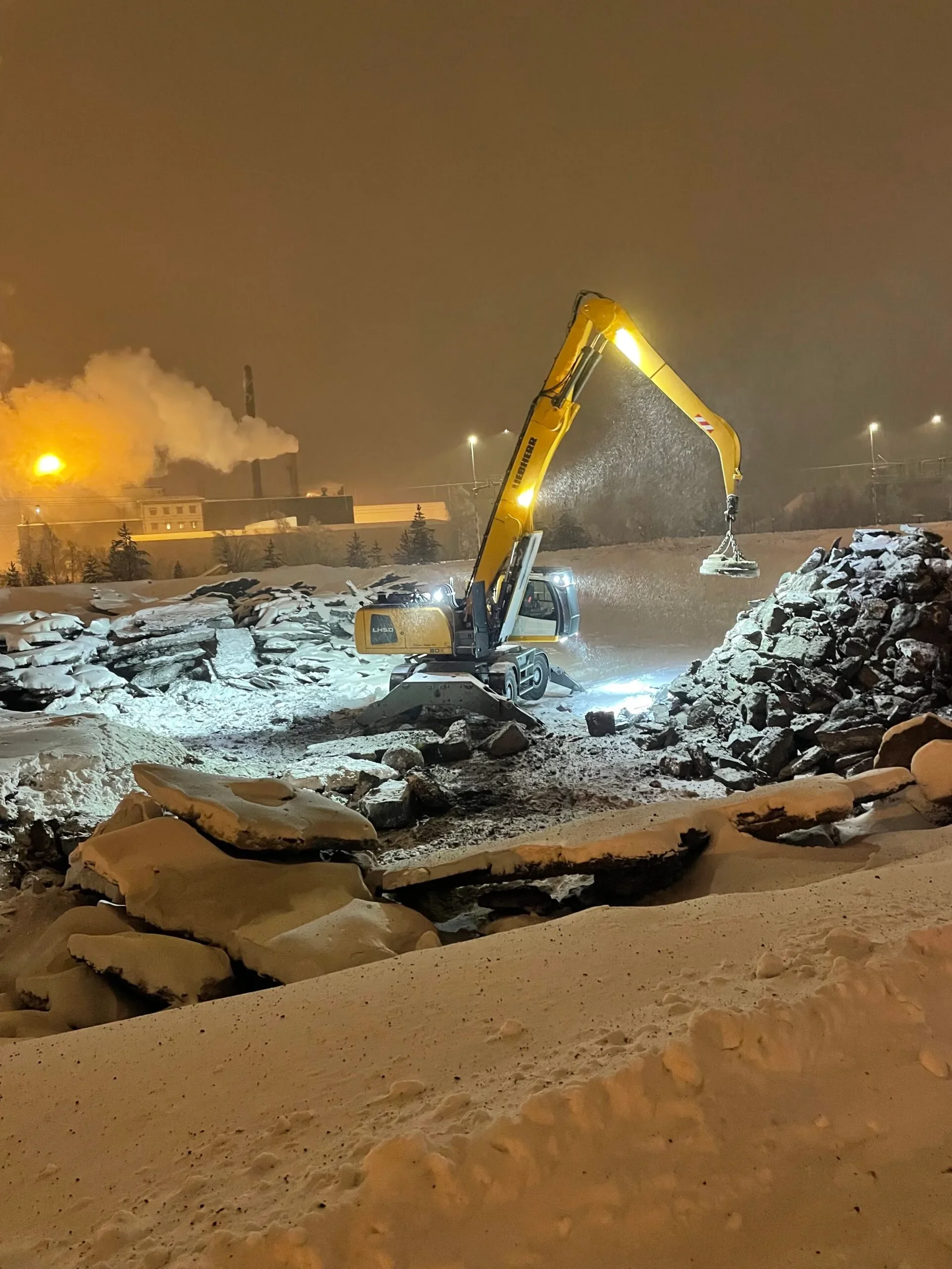 Östlings maskinpark i arbete – hjullastare i industriområde